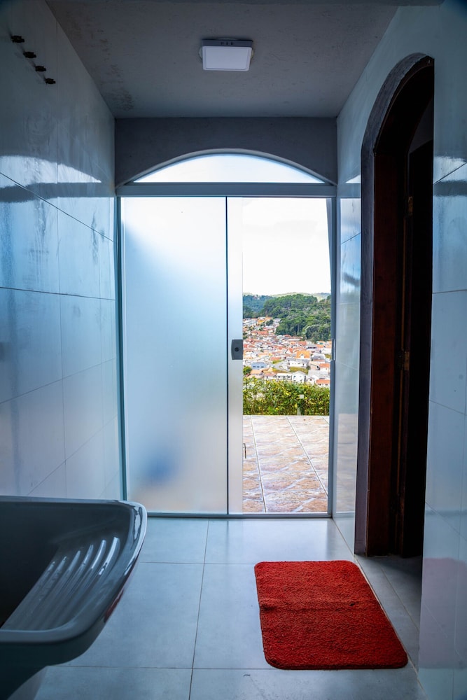 Casa com Lareira Wi-fi e Varanda com Vista