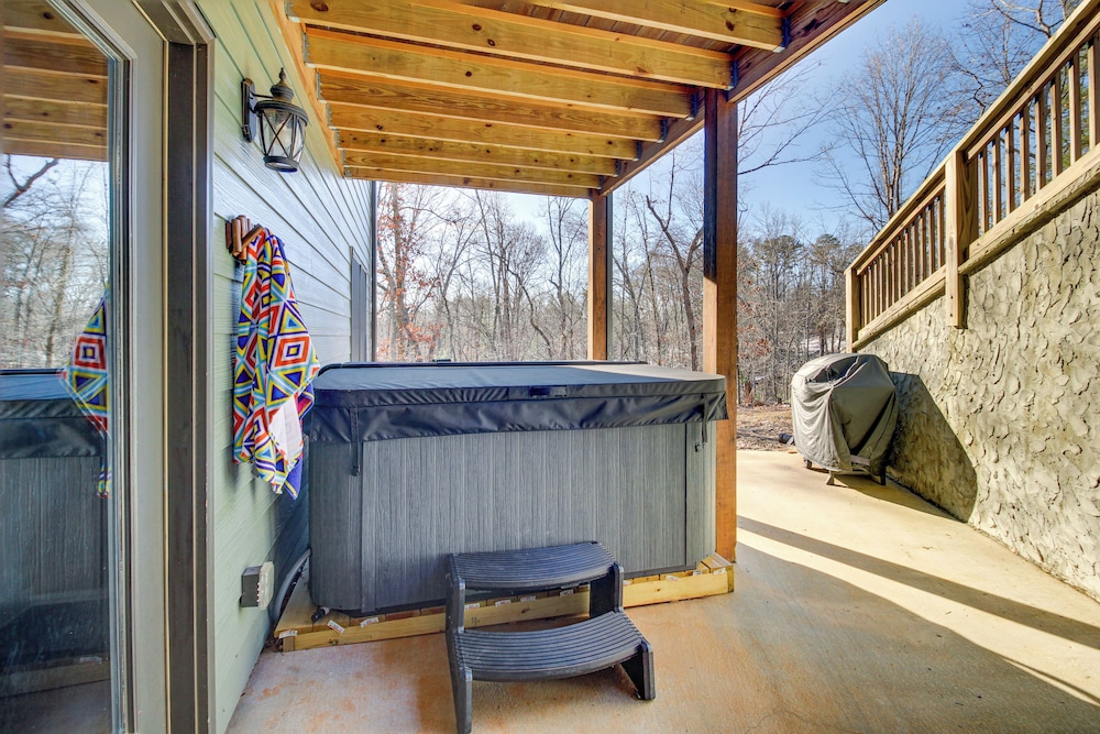 Hot Tub & Movie Room: Updated Cabin in Ellijay!