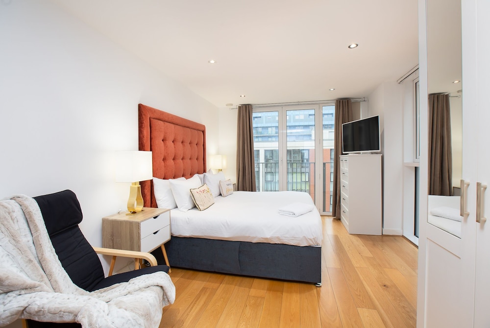 Waterside Bliss 2 Bed 2 Bath Apartment