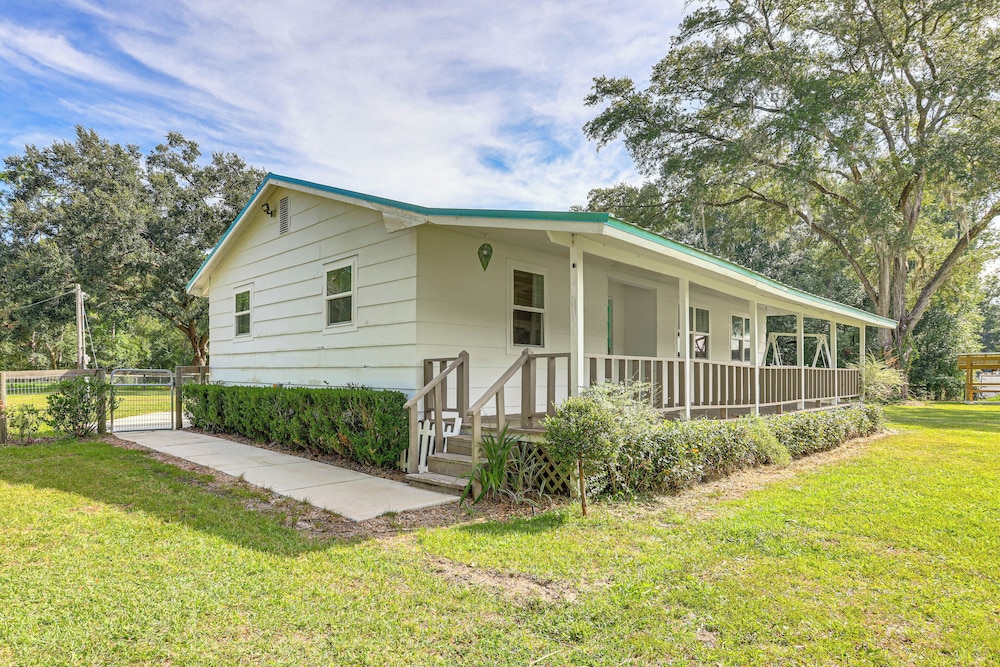 16 Mi to Wec: Horse-friendly Home on 5 Acres!