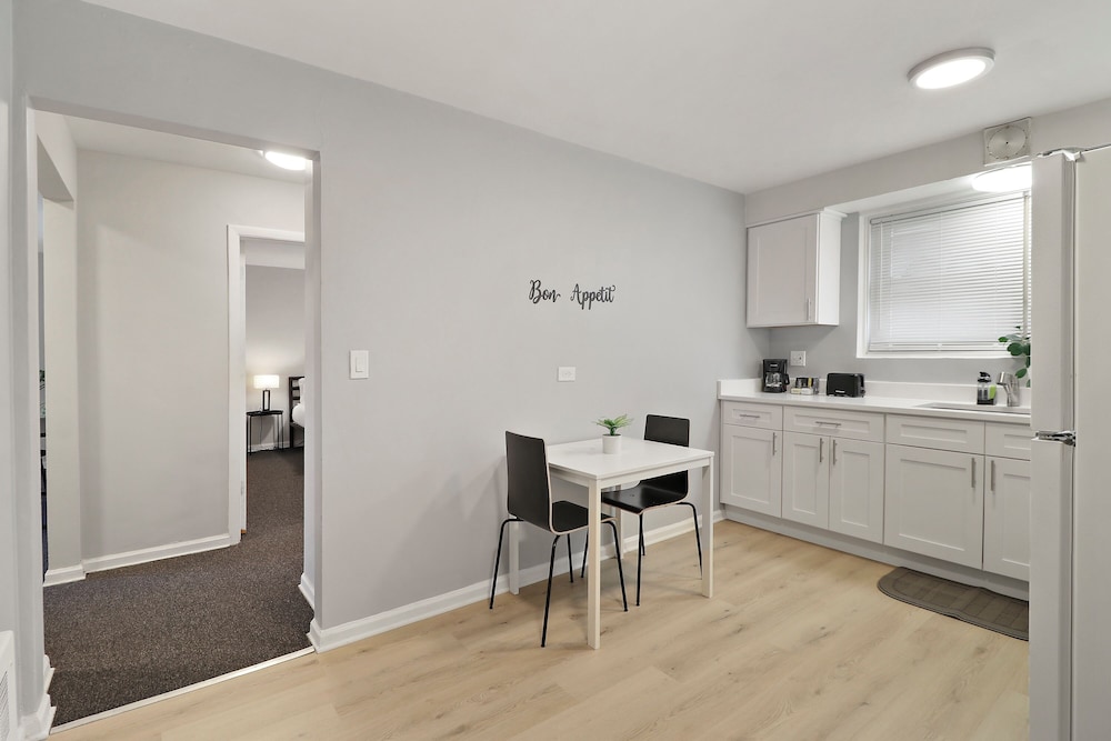 Cozy 1BR Apt Near Shops - Kimball C2