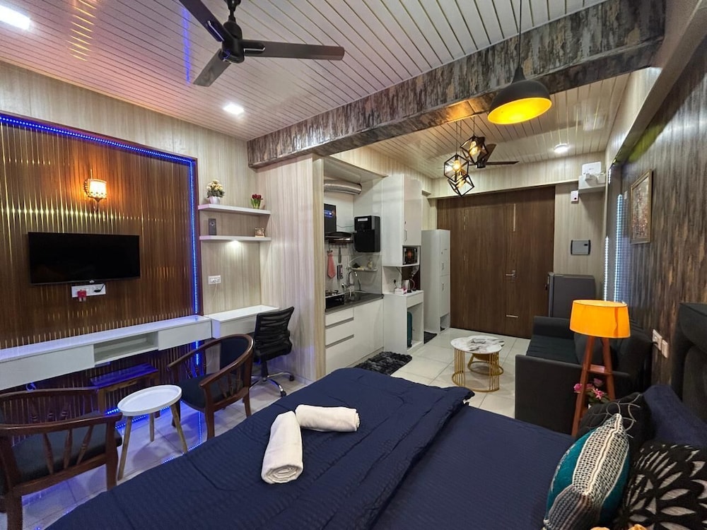 Spacious 1bhk for 6 Guests King & Sofa Beds Zirakpur,chandigarh,mohali,tricity