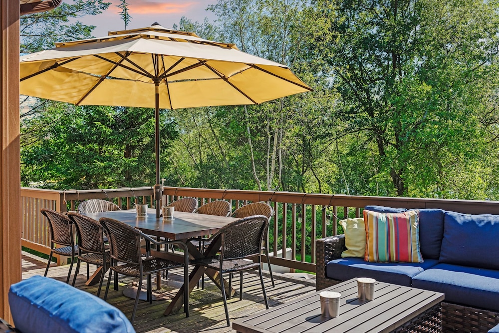 Waterside Haven by Avantstay Lakefront Hot Tub Game Room Fire Pit