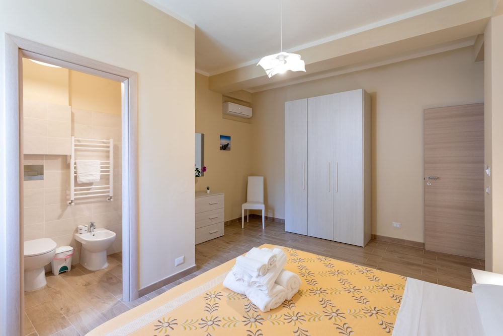 John's Apartment - Mountain Side en Taormina — hotel room