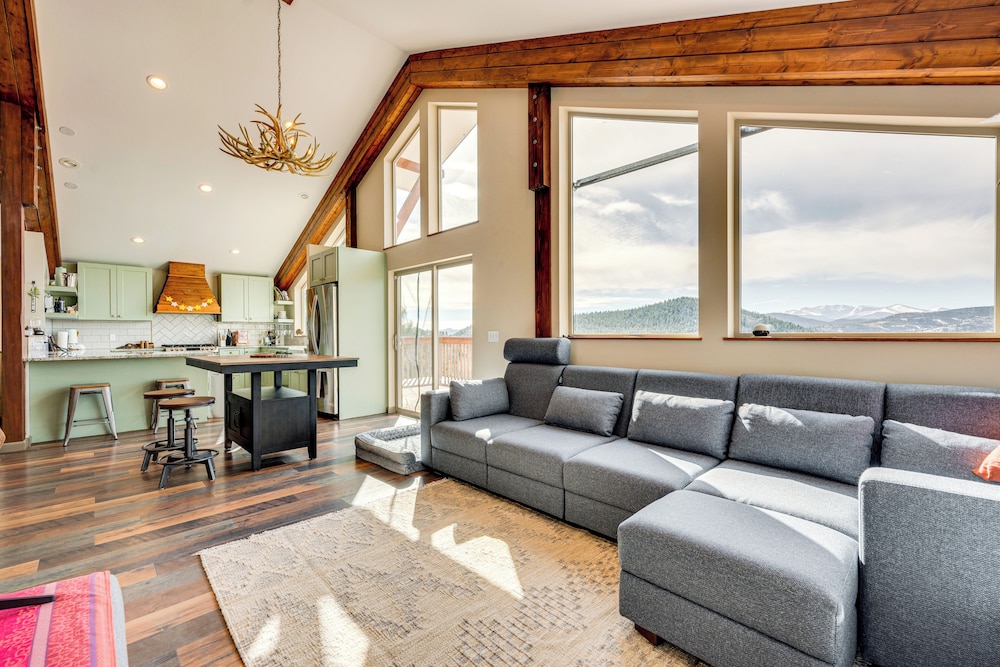 3 Mi to Casinos: Cabin w/ Stables in Black Hawk!