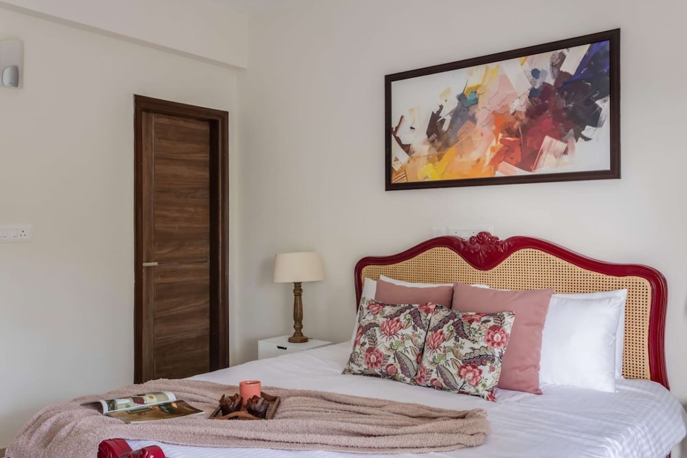 1bhk w Balcony and Pool - 5 Mins to Candolim Beach