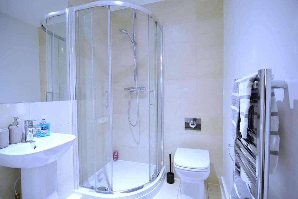 Near Excel - Wifi - Parking - Pets - Sleeps 5