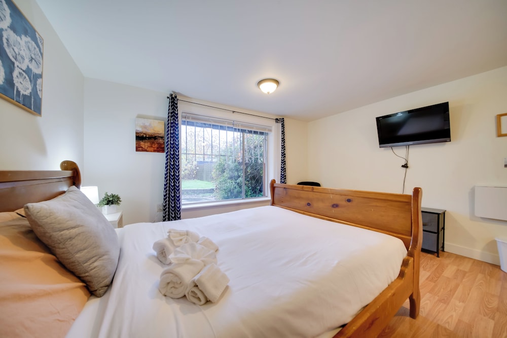 6 Mi to Downtown Seattle: Peaceful Apt w/ Patio