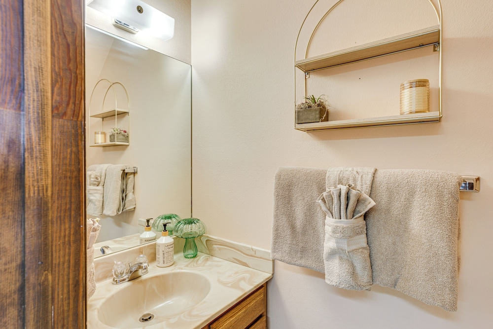 < Half-mi to Red River Ski Area: Townhome w/ Patio