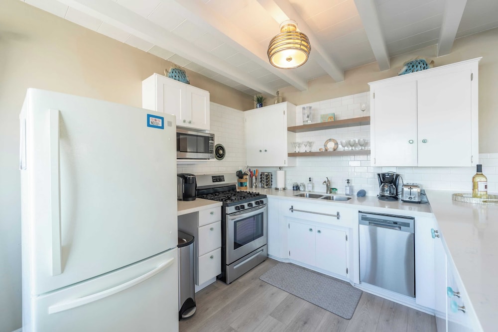 Waterfront Newport Condos w. Dock Access, Walk to Balboa Fun Zone and Beach