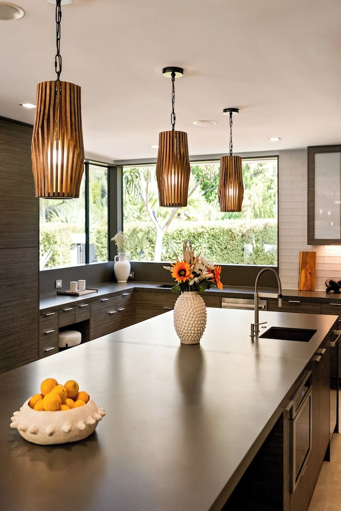 Valea Estate - Secluded Beverly Hills Retreat 1-acre Oasis
