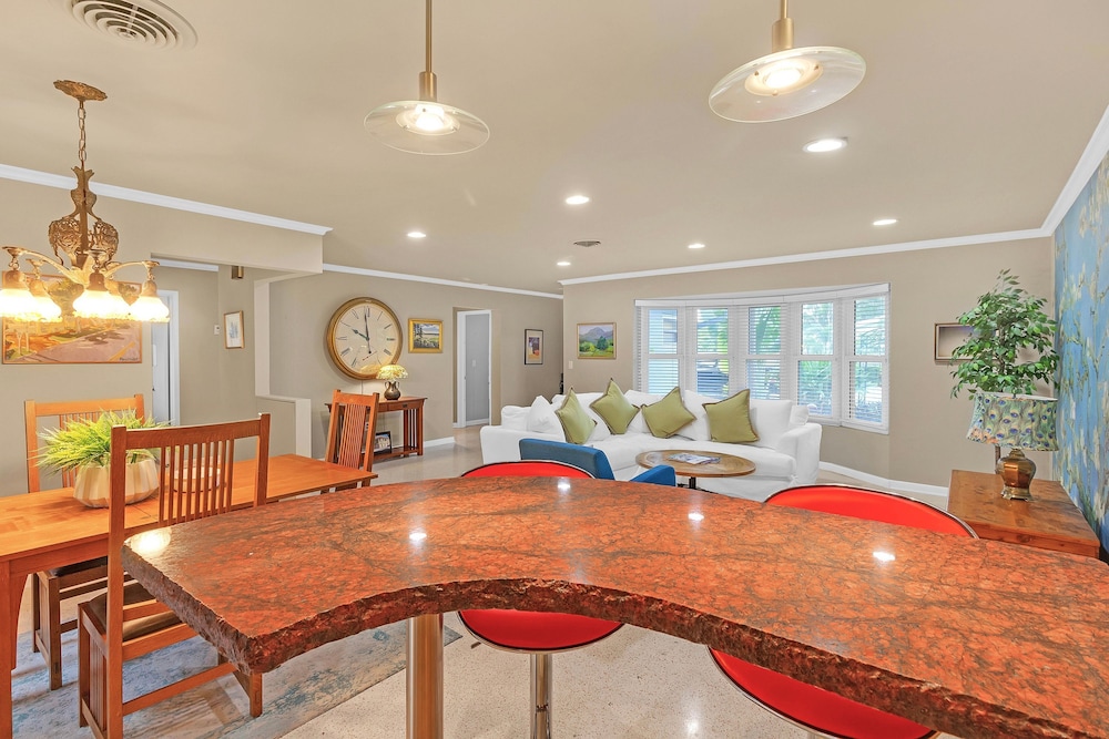 Chic 3BR Sanctuary Steps From The Drive Paradise
