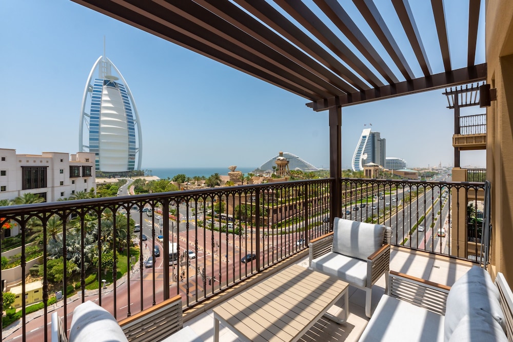 Modern 4BR w Full Burj Al Arab View Pvt Rooftop