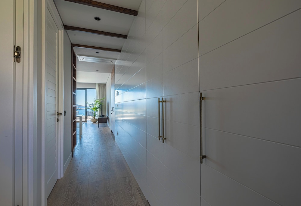 1-Bedroom Seafront Flat with Hotel Amenities