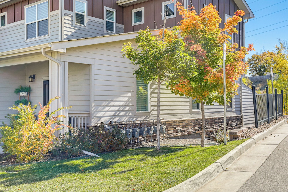 Walk to Light Rail! Townhome 9 Mi to Dtwn Denver