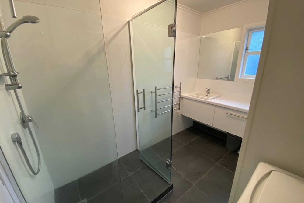 Lovely 2 Bedroom Apartment in Quiet Parnell view 4
