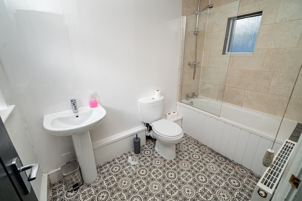 Cosy 3-bed House Walk to Swansea Stadium
