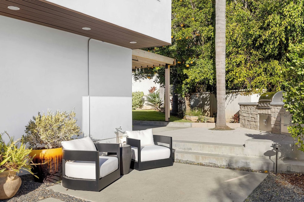 Luxury Hollywood Hills Home With Pool, Outdoor Dining & Iconic Views Skyline Chalet