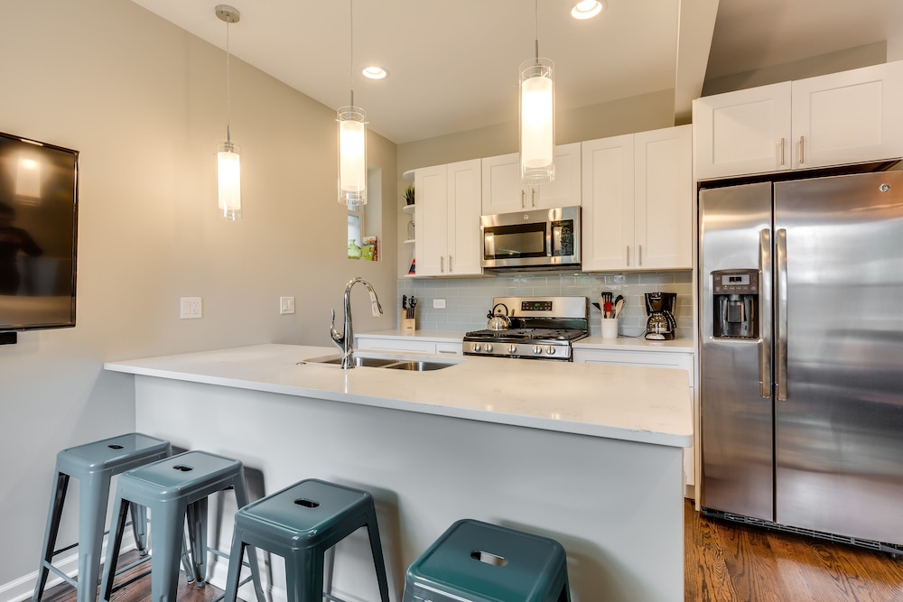 Chicago Vacations - Vibrant Stylish 4 Bed Condo near Humboldt Park by AllSet Turnover - Property Image 15