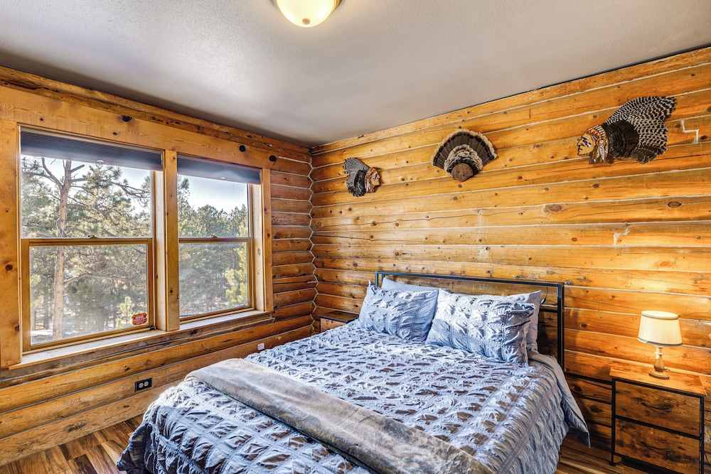4 Mi to Fossil Beds: Private Log Cabin on 3 Acres