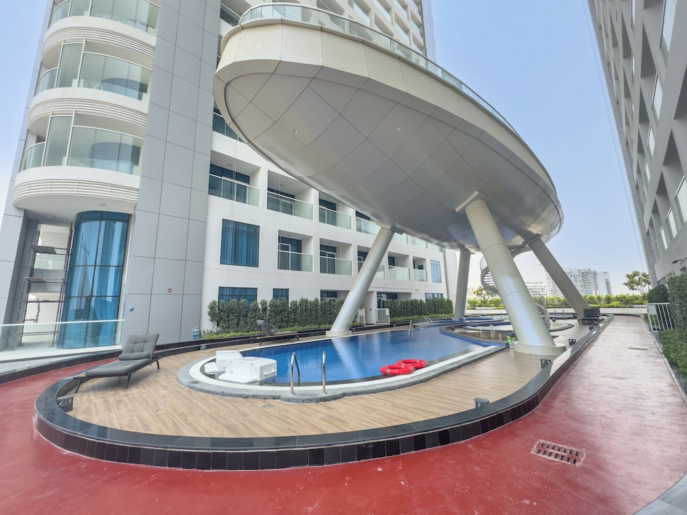 Vogue Opalz short Drive to Dubai Hills M