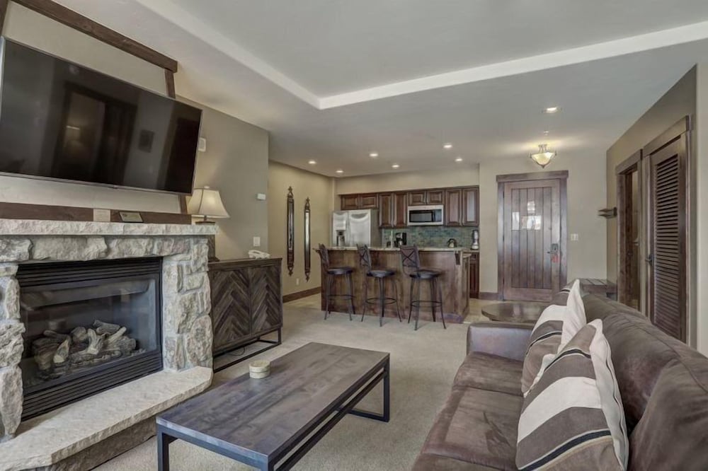 Crystal Peak Lodge 2 Bedroom Ski in, Ski out Slopeside Condo at the Base of Peak 7 view 4