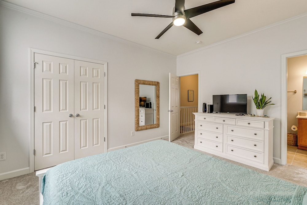 4 Mi to Ocean: Modern Townhome in Wilmington!