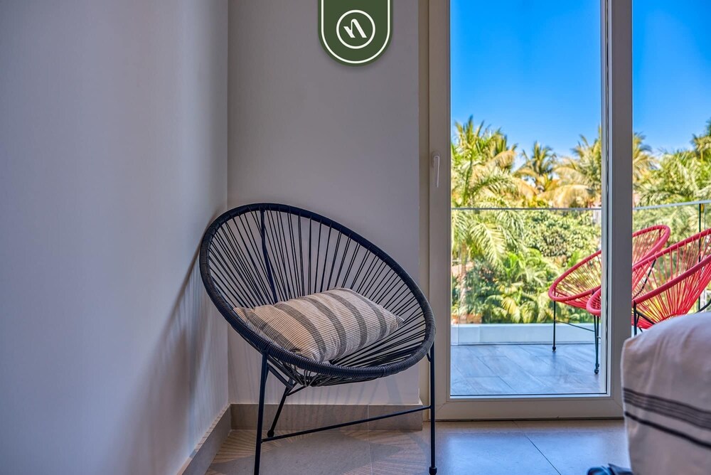 2BR Condo With Rooftop Pool - 2 Min Walk to Beach