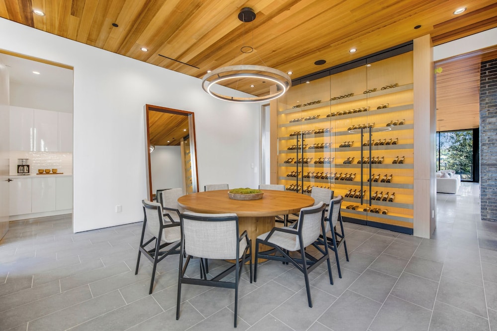 Oak Pass Manor: Indoor-outdoor Luxury With Pool, Sauna & Panoramic Views