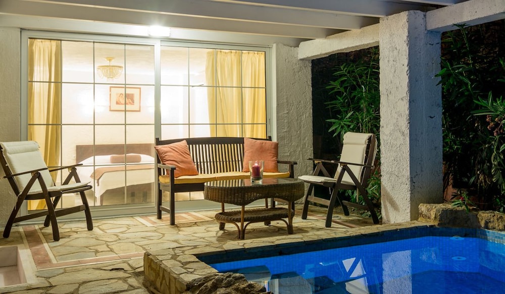 Maria Elena Villas
