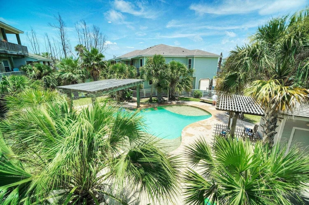 2 Homes in Las Palmeras by Avantstay Sleeps 18, Resort Pool + Private Patio Walk to Town, Golf Cart Zone