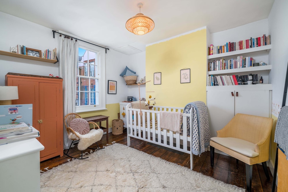 JOIVY Stylish 2-Bed House W/ Private Garden In Hackney