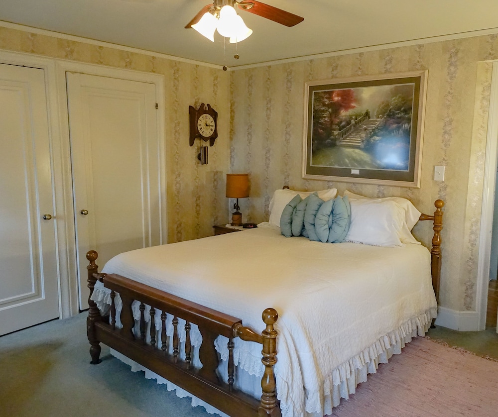 Maple Springs Lake Side Inn