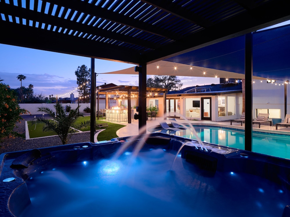 Sunburst Estate - Pool - Hot Tub - Tons of Games!