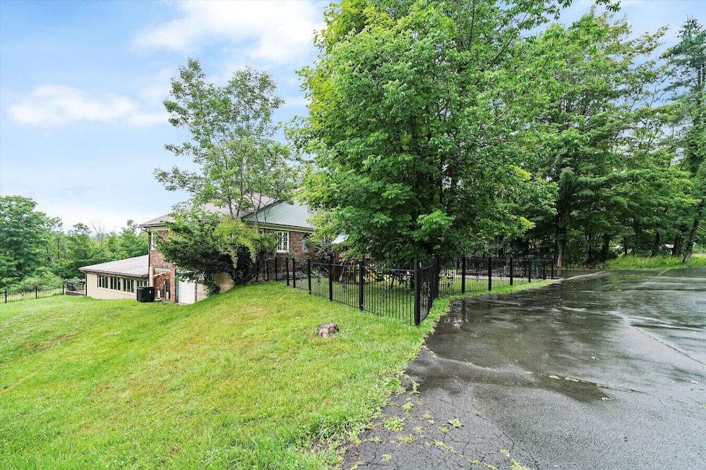 Large 7BR Villa Sleeps 16 Indoor Pool Hot Tub