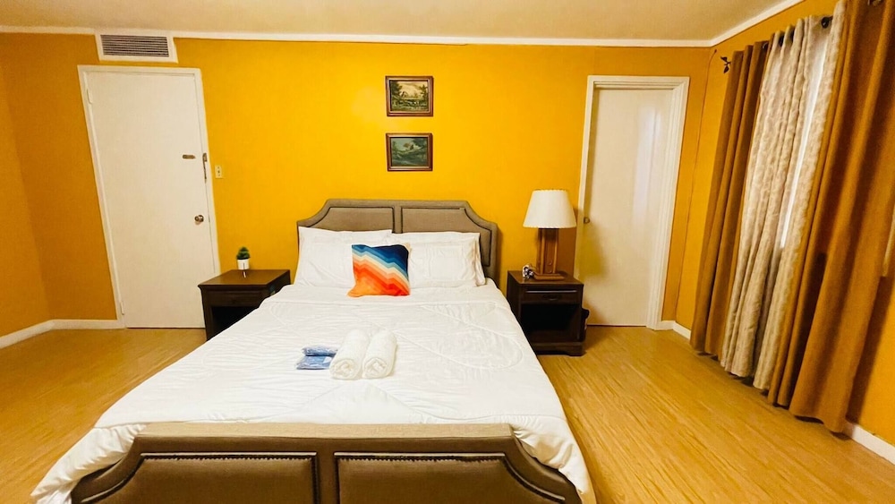 House w 3 Bedrooms And 3 Baths - Free Parking view 3