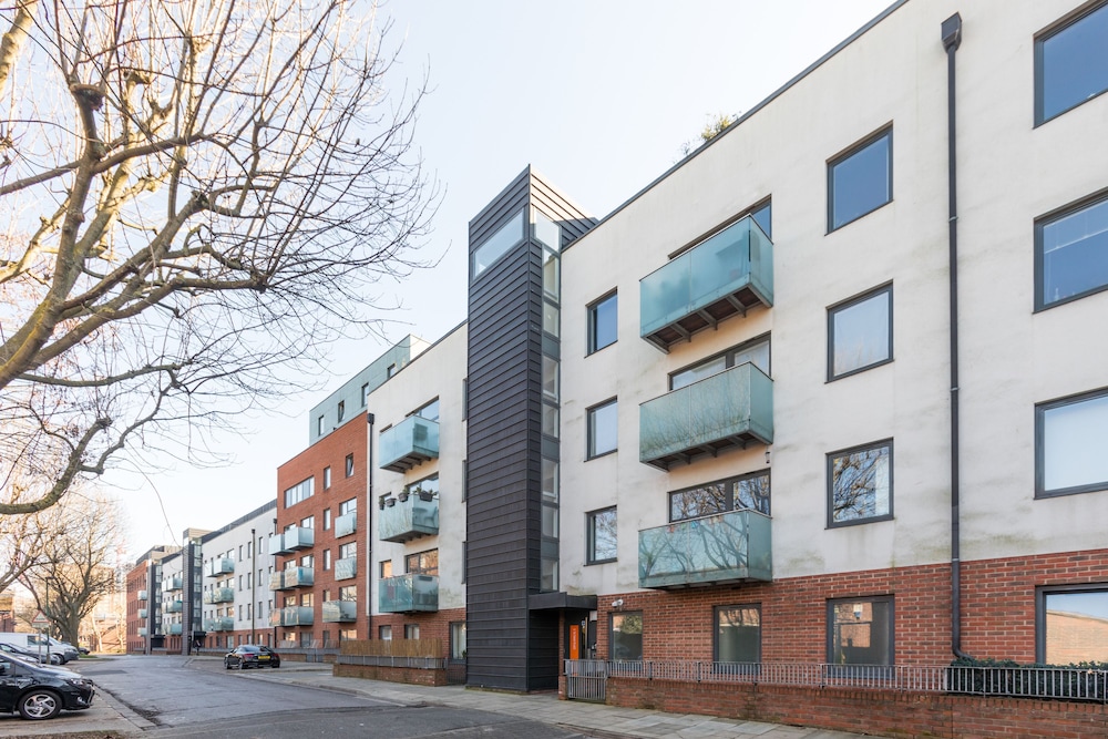 Luxury 2-bed Flat, Parking and Close to the Tube