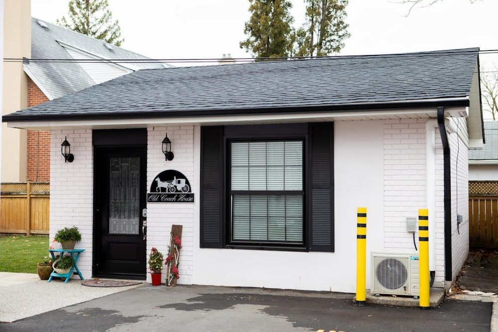 Detached Victorian Style Tiny Home - Long Stays U7