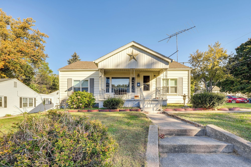 < 1 Mi to Dwtn: Valparaiso Family Home