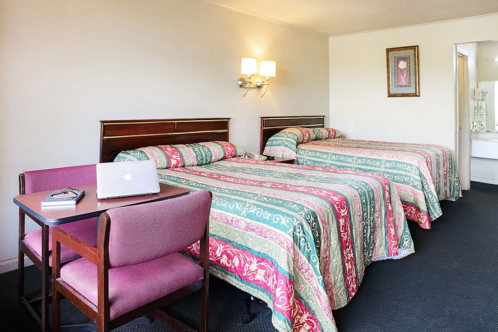 Opelika Vacations - Springwood Hotel - Property Image 33