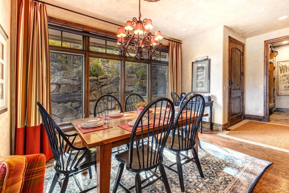 Vintage on the Strand 2 bedrooms Ski Out VIN-14 by KBM