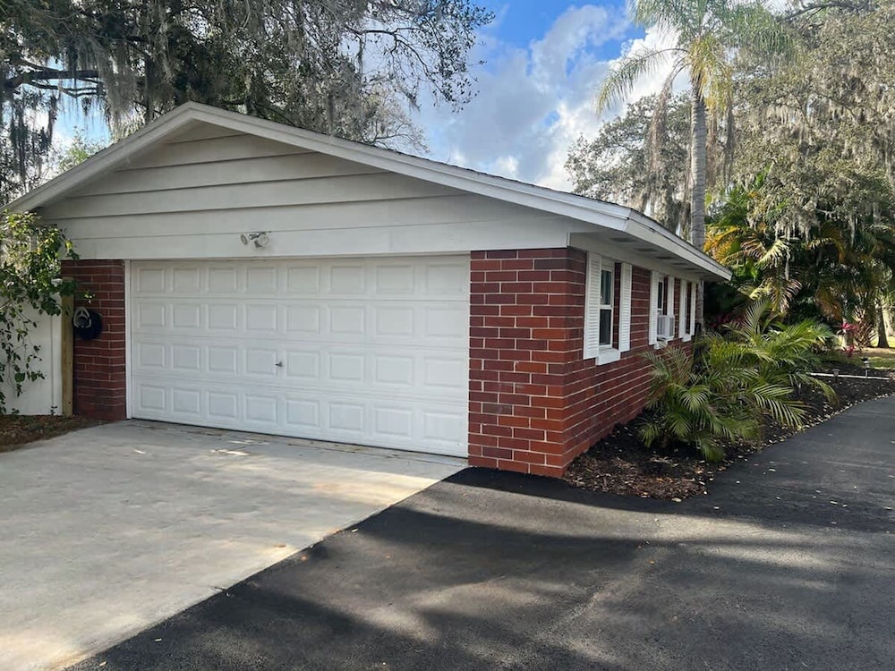 Luxurious Gem Near Disney Workspace Movie Room