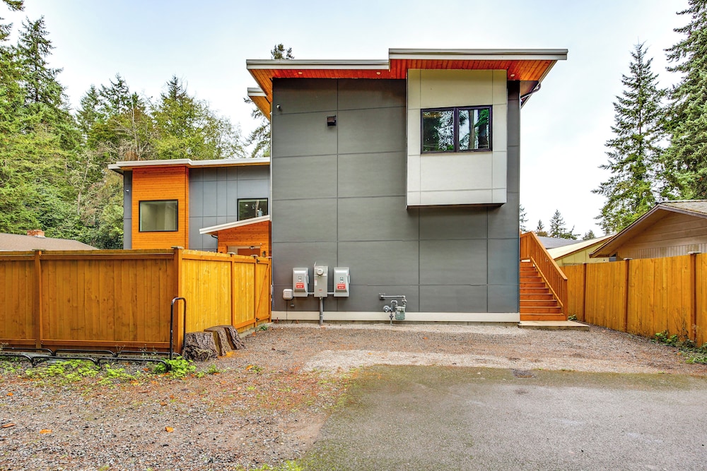 Quiet PNW Base: Walkable Apt in Normandy Park