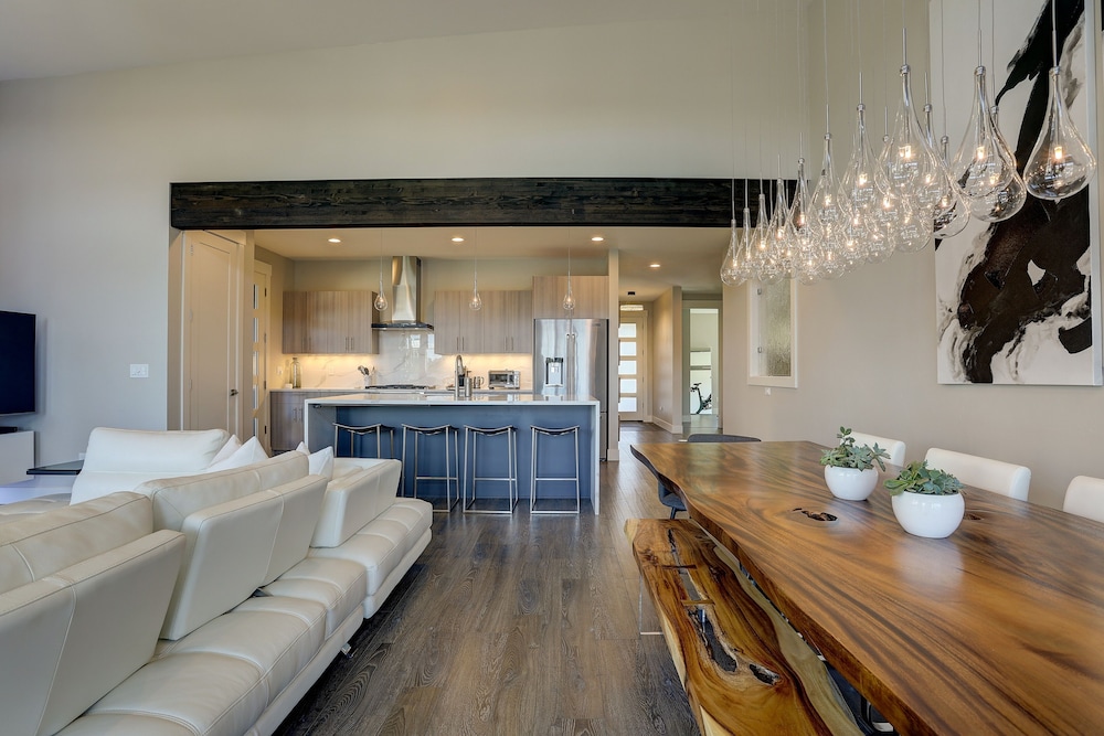 Ruby Peak *30 Day Minimum 4 Bedroom Home by RedAwning