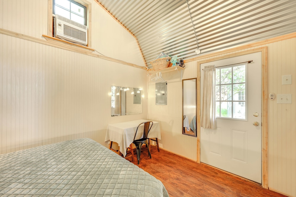 Cozy Couple's Cabin Retreat in Concan!