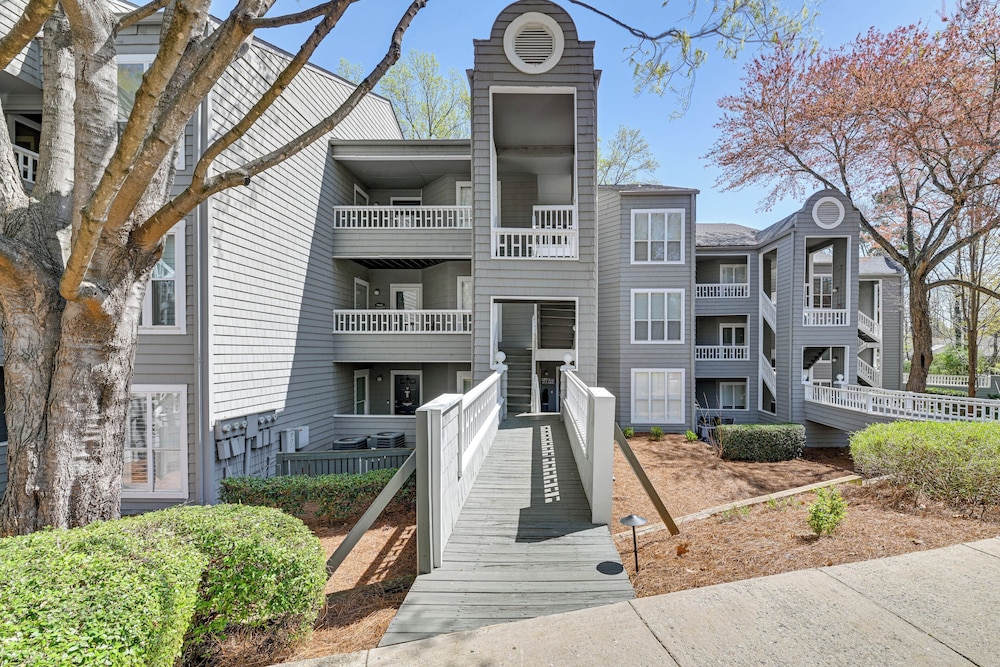 Waterfront Lake Norman Retreat w/ Pool Access!