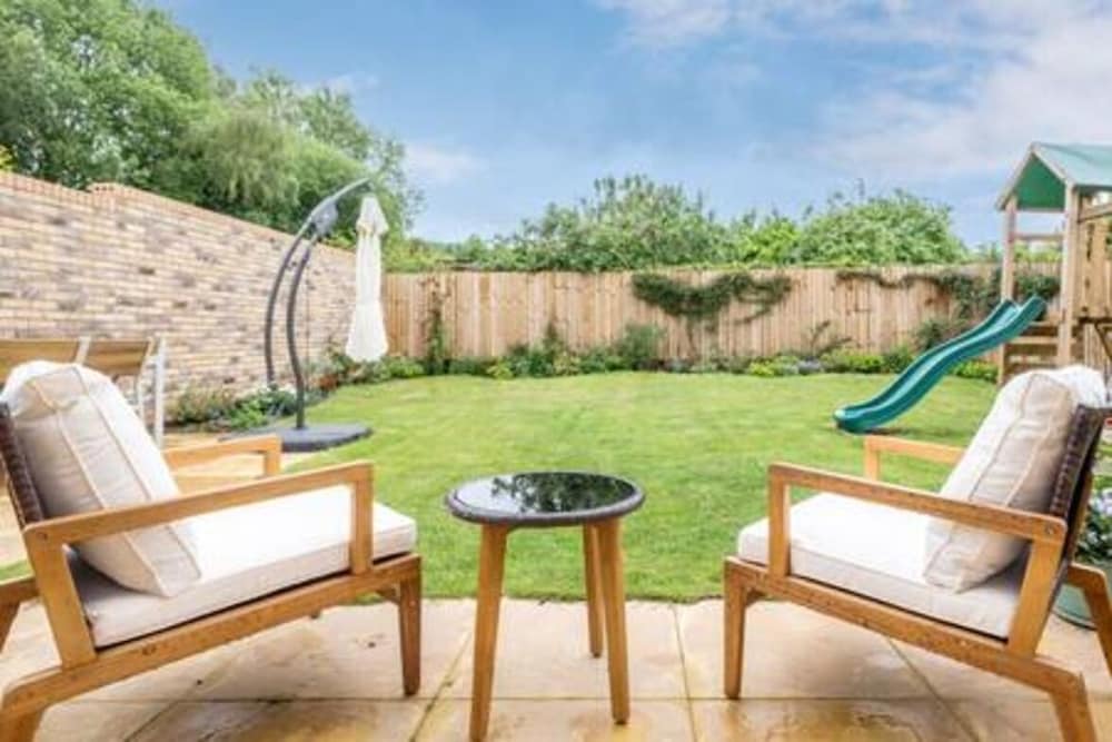Family-friendly Getaway - Garden Parking Sleeps 7