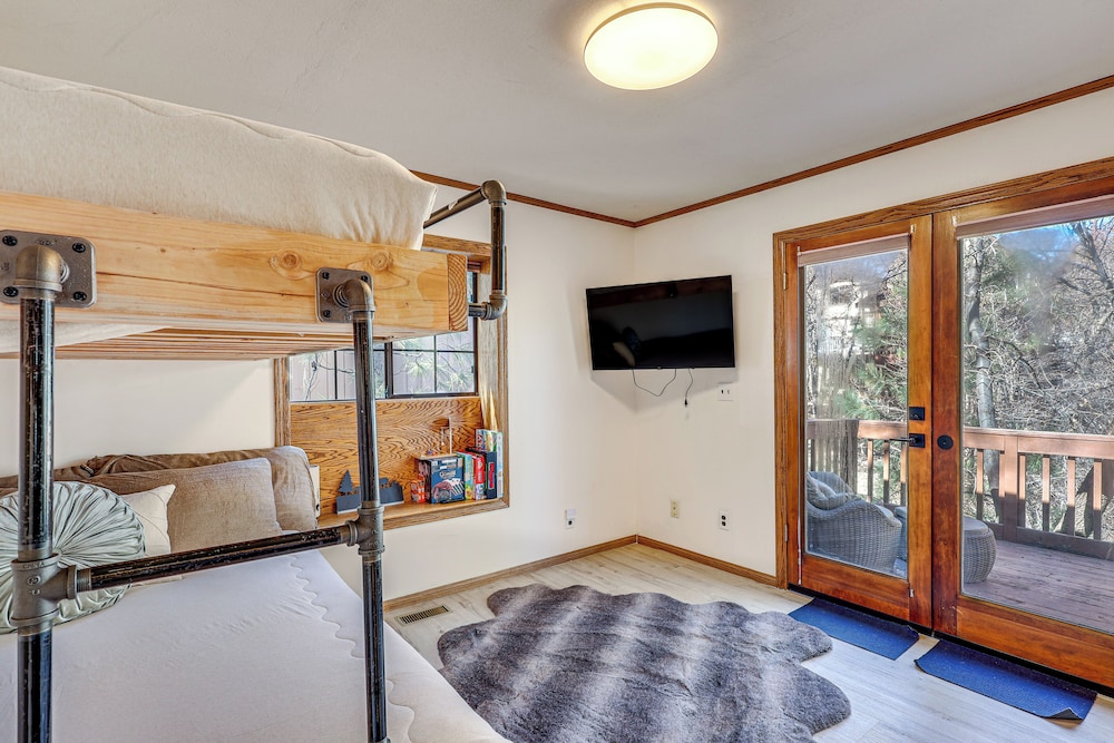 8 Mi to Big Bear Lake: Cabin w/ Deck & Fireplace
