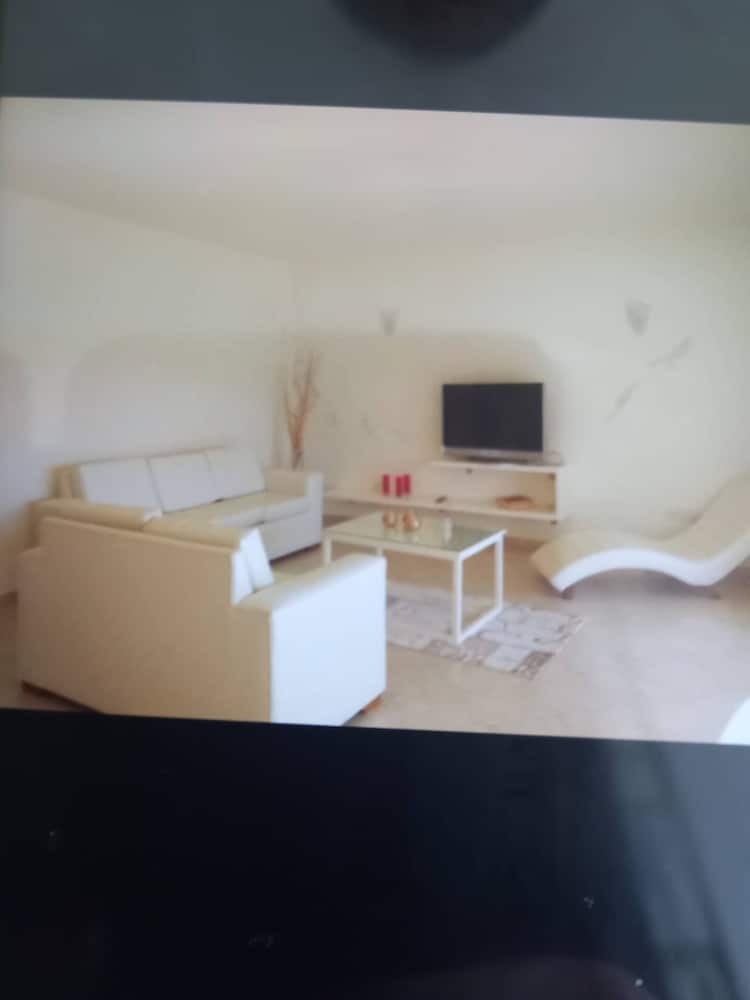 Penthouse-5 Guests-balcony-aircon-parking view 3