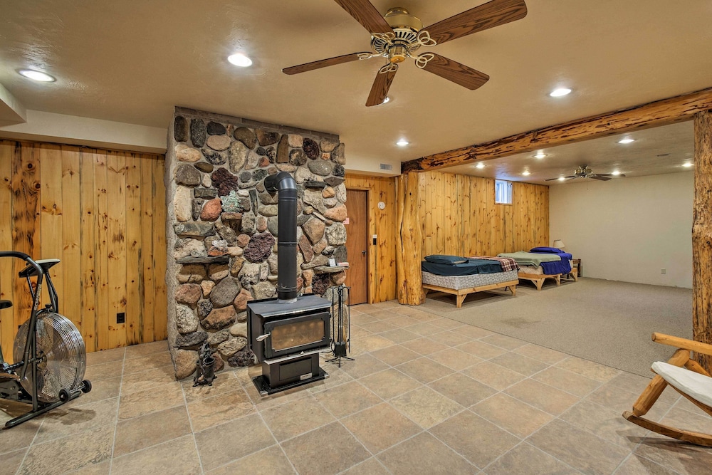 Valders Log Home Near EEA Air Show & Sheboygan! view 3